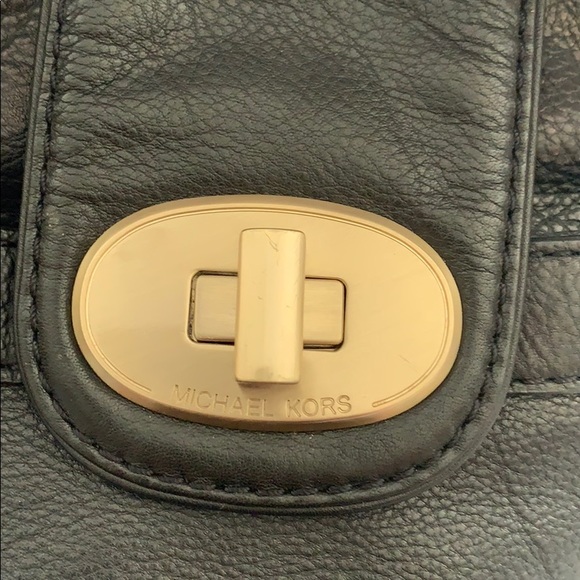 Michael kors black top handle with gold detail - Picture 2 of 5